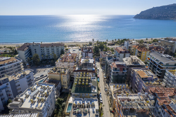 ALANYA'NIN MERKEZİNDE DENİZE 100 METRE EŞYALI SATILIK 1+1 DAİRE