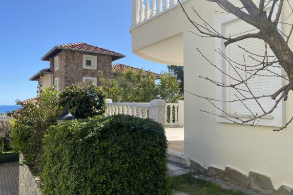 3+1 Villa for Sale in Alanya Sugözün with Castle and Sea View