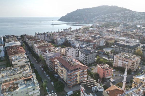 Spacious 3+1 Apartment in Alanya Center, 150m to the Sea, Suitable for Residence Permit